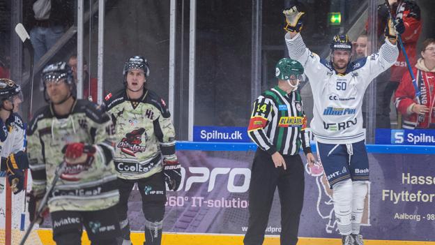 Mathias Bau (th.) jubler over en af sine to scoringer mod Aalborg Pirates tirsdag aften. <i>Foto: Lars Pauli</i>