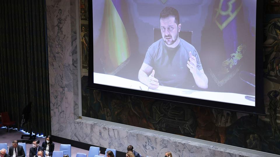 Medlemmer af FN's Sikkerhedsråd lytter til den ukrainske præsident, Volodymyr Zelenskyj, som tirsdag taler til rådet via videolink. <i>Michael M. Santiago/Ritzau Scanpix</i>