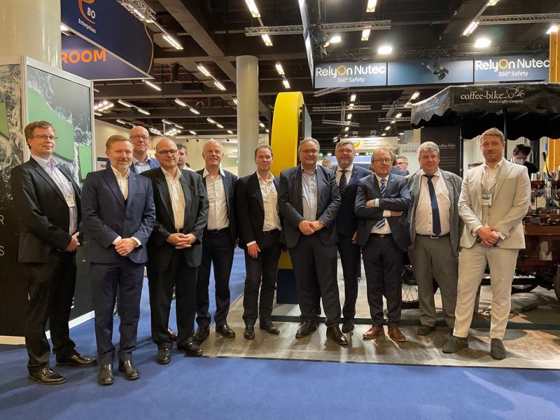 Repræsentanterne fra de deltagene havne: Esbjerg Havn i Danmark, Port Oostende i Belgien, Groningen Seaports/Eemshaven i Holland, Niedersachsen Port/Cuxhaven i Tyskland og Nantes-Saint Nazaire Port i Frankrig og Humber i England. Foto: Repræsentanterne fra de deltagene havne: Esbjerg Havn i Danmark, Port Oostende i Belgien, Groningen Seaports/Eemshaven i Holland, Niedersachsen Port/Cuxhaven i Tyskland og Nantes-Saint Nazaire Port i Frankrig og Humber i England. Foto: