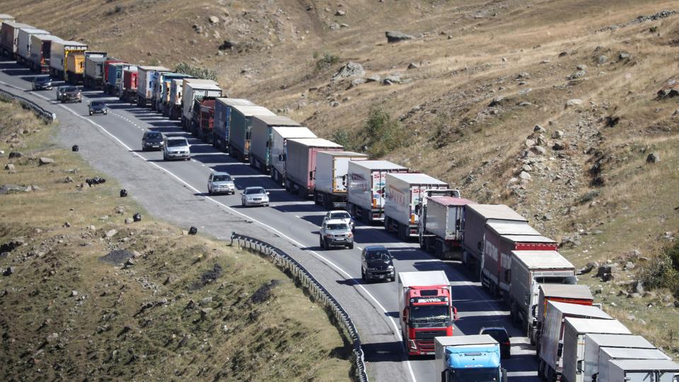 Rejsende fra Rusland ved grænseovergangen Zemo Larsi/Verkhny Lars på vej ind i Georgien. <i>Irakli Gedenidze/Reuters</i>