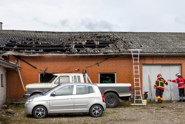 Det var et værksted på gården, der var gået op i flammer.  <i>Foto: Martél Andersen</i>