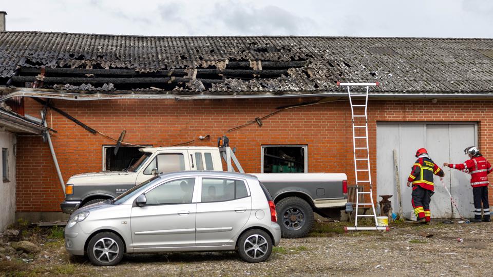 Det var et værksted på gården, der var gået op i flammer. <i>Foto: Martél Andersen</i>