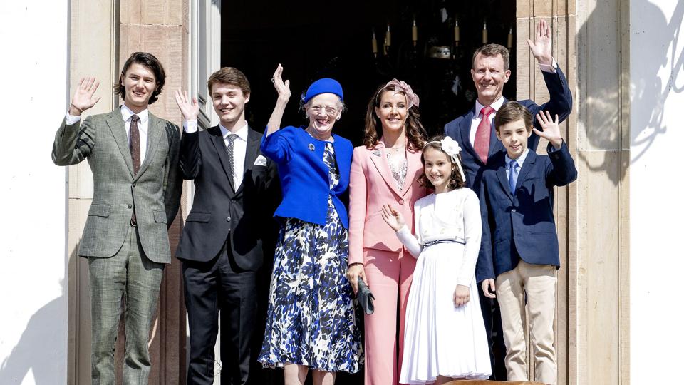 Dronning Margrethe, der her står i blåt i midten, har besluttet, at de unge mennesker på billedet ikke længere skal have titler af prinser og prinsesse. (Arkivfoto). <i>Bax Lindhardt/Ritzau Scanpix</i>