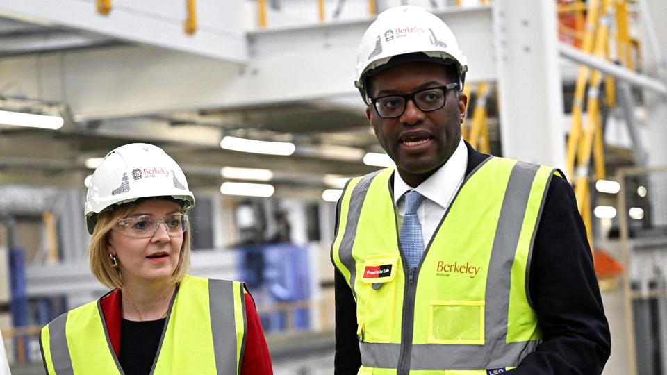 Den britiske premierminister Liz Truss (tv.) og den britiske finansminister Kwasi Kwarteng (th.) har foreslået et budget, der vil sende flere penge ud i den britiske økonomi. Forslaget er blevet kritiseret af blandt andet Den Internationale Valutafond, IMF. På de finansielle markeder har det udløst uro og en højere rente for britiske statsobligationer. Onsdag har Bank of England måtte træde til for at forsøge at stabilisere markederne. (Arkivfoto) <i>Dylan Martinez/Reuters</i>