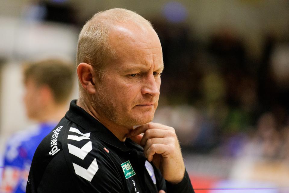 Niels Agesen kunne bare se bekymret til, mens hans spillere lavede fejl på fejl mod SønderjyskE. <i>Foto: Bo Lehm</i>