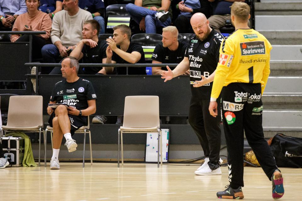 Johan Nilsson (bagerst til højre) kommer også i anden halvdel af sæsonen til at se til fra tilskuerpladserne. <i>Arkivfoto: Bo Lehm</i>
