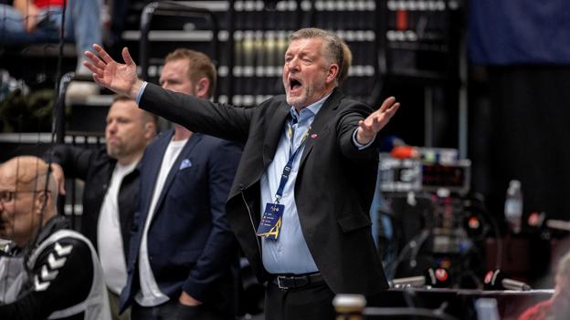 Aalborg-direktør Jan Larsen var ikke helt tilfreds med det tyske dommerpar undervejs. <i>Foto: Lars Pauli</i>