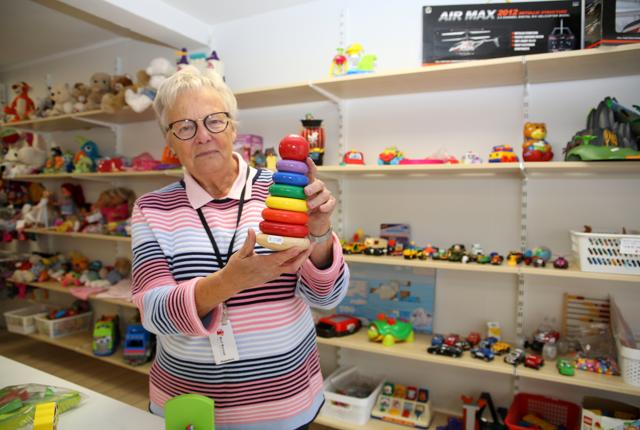 Kirsten Bredgaard viser noget af alt det fine legetøj, som Barnets Butik har fået ind til genbrug.