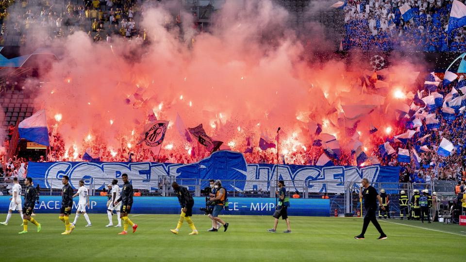 FCK-fansene brænder her nødblus af på tribunen i Dortmund. <i>Liselotte Sabroe/Ritzau Scanpix</i>