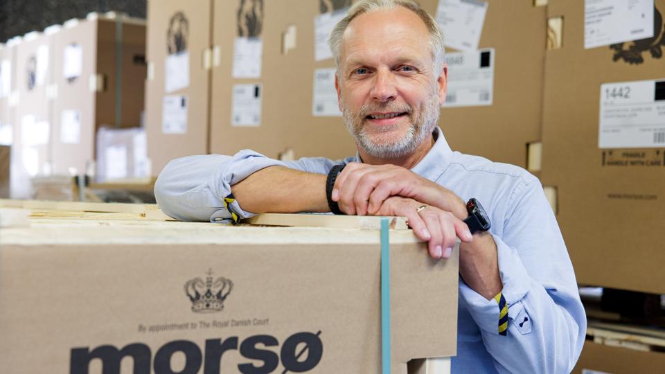 Fabrikschef Benny Jensen oplever, at Morsø Jernstøberis fabrik på Furvej i Nykøbing dårligt nok kan følge med trods nyansættelser og overarbejde.