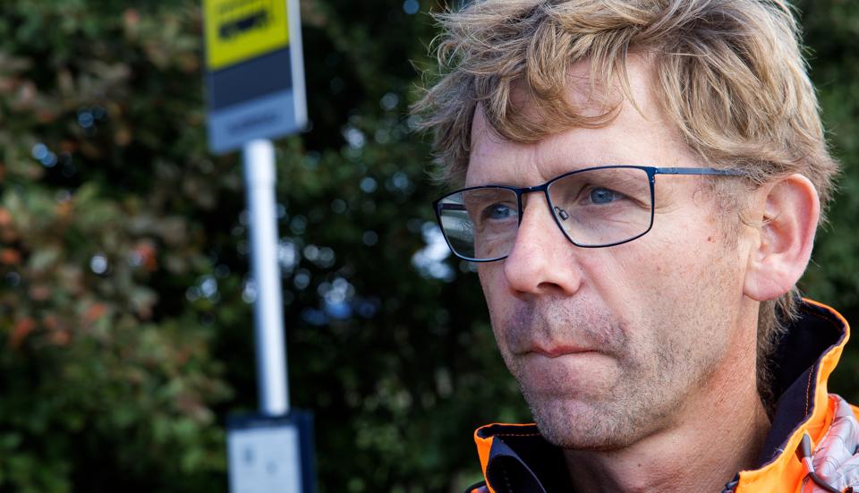 Karsten Draaby pendler fra Sejerslev til Nykøbing tidligt om morgenen for at komme på job i kommunens skov og park-afdeling. Han har i øjeblikket ikke noget alternativ til den kommunale busrute, hvor politikerne vil skære de tidlige og sene afgange bort.