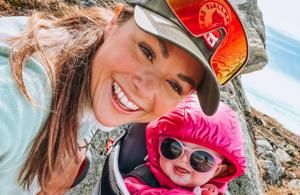 Caroline rejser med hund og baby - tusinder følger med på Instagram
