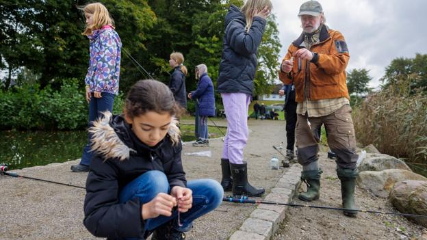 Eleverne fik hurtigt styr på fiskestangen. <i>Foto: Henrik Bo</i>