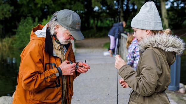Orla Bertram-Nielsen har selv fisket i næsten 70 år. <i>Foto: Henrik Bo</i>