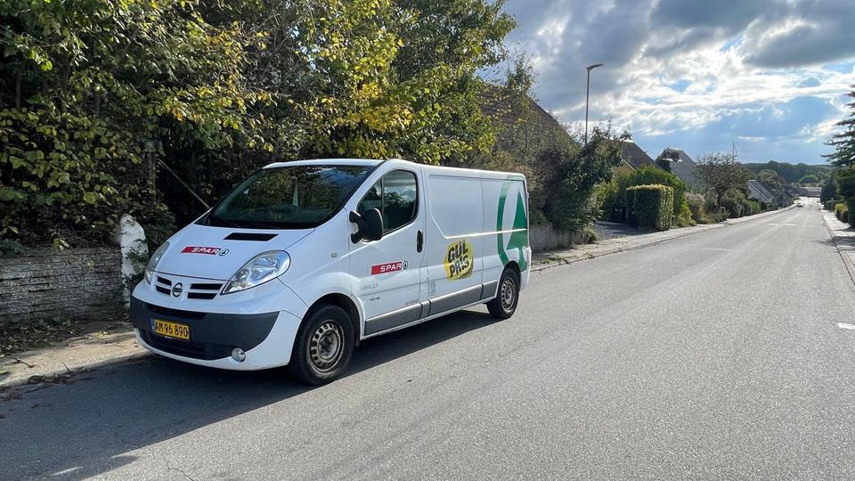 Bilen fra Spar-købmanden i Nørager stod efterladt i Vognsild efter røveriet torsdag formiddag. <i>Foto: Jan Pedersen</i>