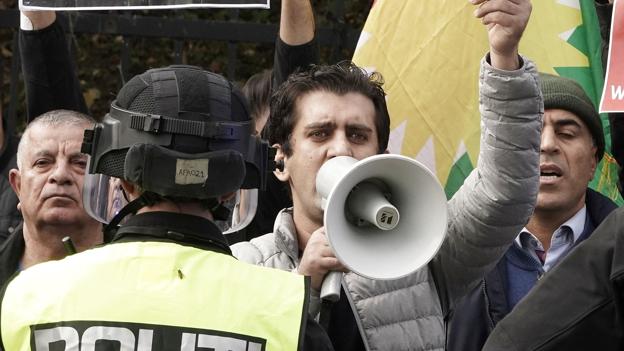Demonstranter angriber Irans ambassade i Oslo: Cirka 90 anholdte