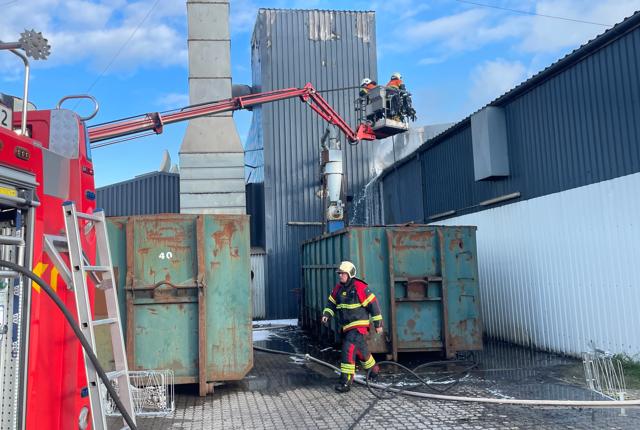 Virksomheden Imdex A/S er brudt i brand, og ilden sender røg ind over Farsø, som Nordjyllands Politi advarer imod. <i>Foto: Jan Pedersen</i>