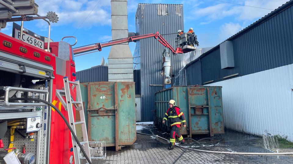 Virksomheden Imdex A/S er brudt i brand, og ilden sender røg ind over Farsø, som Nordjyllands Politi advarer imod. <i>Foto: Jan Pedersen</i>