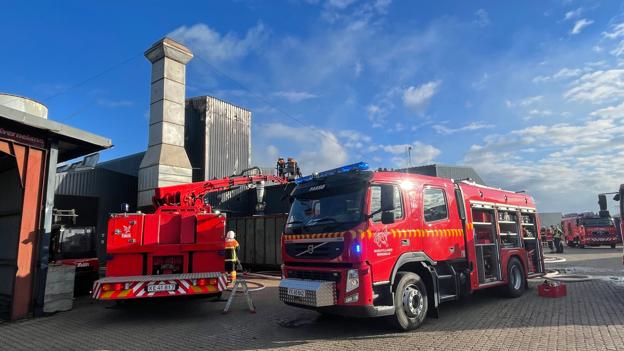 Virksomheden Imdex A/S er brudt i brand, og ilden sender tyk, sort røg ind over Farsø. <i>Foto: Jan Pedersen</i>