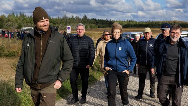Skovrider Ole Noe, Naturstyrelsen Thy, førte an da de omkring 50 fremmødte begav sig ind i indhegningen. <i>Foto: Bo Lehm</i>