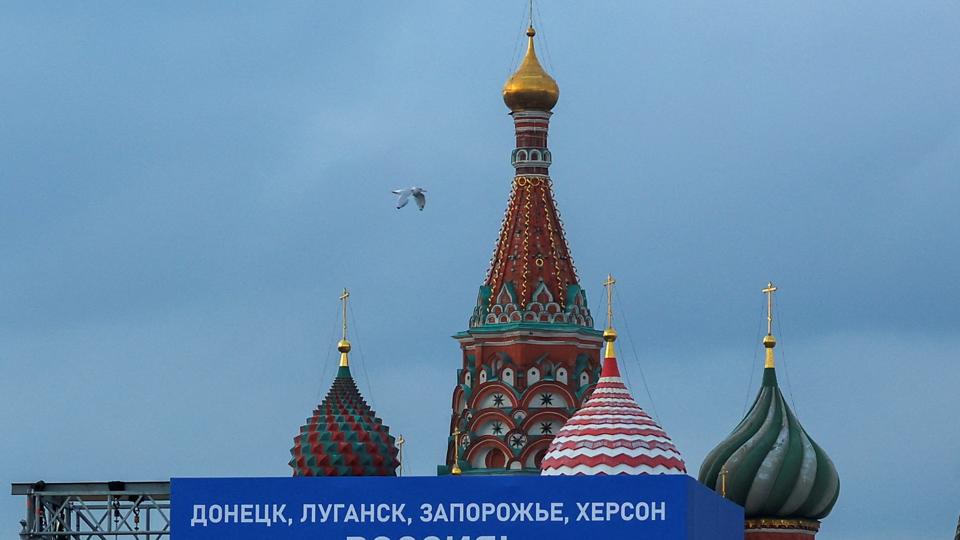 I det centrale Moskva er der blevet sat et banner op forud for den ventede ceremoni fredag, hvor Rusland vil erklære fire ukrainske regioner annekterede. På banneret står der "Donetsk, Luhansk, Zaporizjzja, Kherson - Rusland!". <i>Evgenia Novozhenina/Reuters</i>