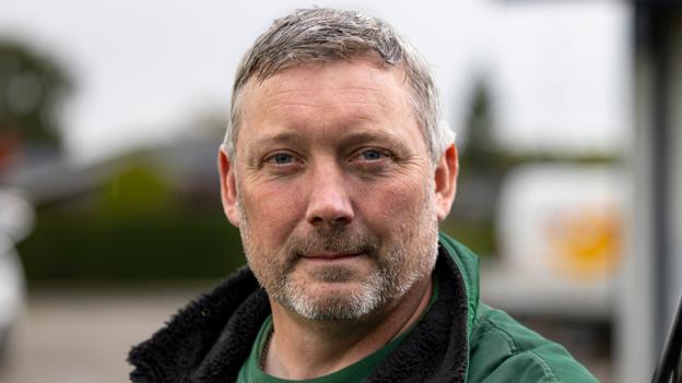 - Det mærkelige er jo, at man på en eller anden måde er i konkurrence med sine egne skattepenge, siger Kurt Thomsen, der arbejder som anlægsgartner. <i>Foto: Martél Andersen</i>