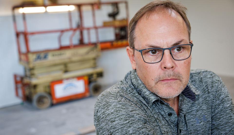 Michael Sørensen står tilbage med en tom lagerhal - nu reflekterer han over den hårde tone i debatten, når det handler om træpiller. <i>Foto: Bo Lehm</i>