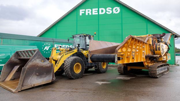 Knusemaskinen kan, når den fodres af gummigederne, knuse op til 500 tons træ i timen. <i>Foto: Bo Lehm</i>