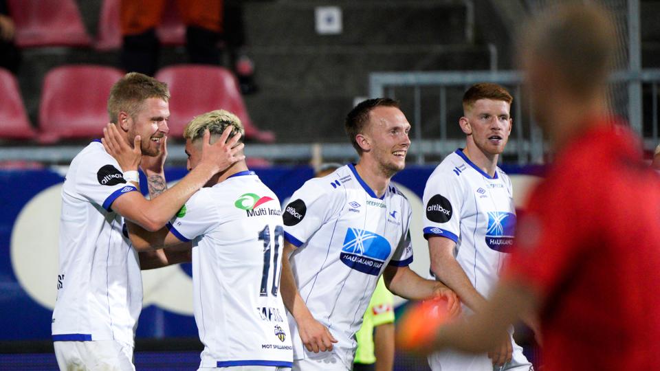 Den tidligere AaB'er Magnus Christensen (t.v) og Haugesunds Christos Zafeiris jubler efter Christensens første mål for Haugesund, som han scorede i en kamp mod Rosenborg. <i>Foto: Jan Kåre Ness/NTB/Ritzau Scanpix</i>