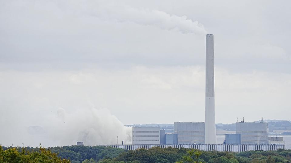 Forsøget på at slukke en brand i en silo på Studstrupværket, der drives af Ørsted, udvikler kraftig røg. <i>Bo Amstrup/Ritzau Scanpix</i>