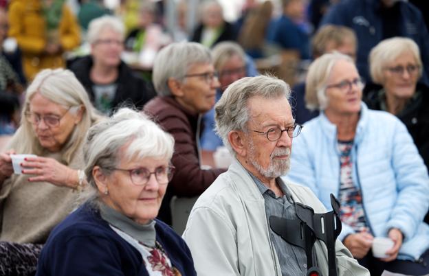 Frivillig Fredag trak mange mennesker - ikke mindst da blomsterkunstneren Johnny Haugaard talte i teltet på Store Torv. <i>Foto: Bo Lehm</i>