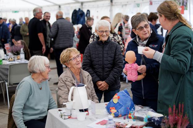 Med omkring 40 frivillige foreninger og grupper repræsenteret i teltet på Store Torv blev årets Frivillig Fredag i Thisted en af de hidtil største udgaver af begivenheden. <i>Foto: Bo Lehm</i>