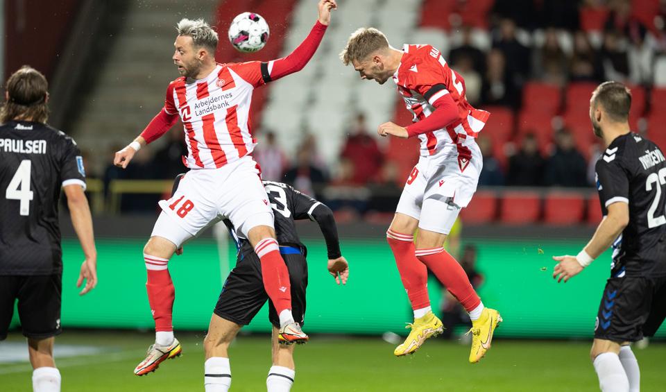 Marco Ramkilde er her tæt på at score, men Louka Prip, der har samme gode intention kommer lidt i vejen. <i>Foto: Claus Søndberg</i>