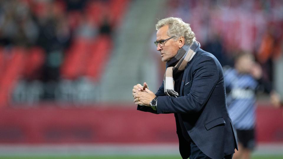AaB's svenske cheftræner kan se frem til en svær opgave mandag aften i Horsens. <i>Arkivfoto: Claus Søndberg</i>