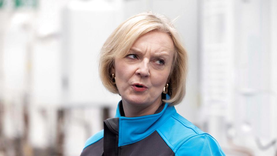 Der ventes protestaktioner og uroligheder i Birmingham i de kommende dage i forbindelse med de konservatives partikongres i byen. 51 procent af de vælgere, som deltog i en meningsmåling foretaget af YouGov, siger, at Liz Truss bør træde tilbage efter mindre end en måned i Downing Street. <i>Pool/Reuters</i>