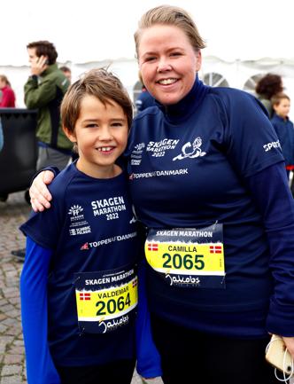 - Valdemar løber nok fra mig, siger Camilla Muhlig fra Skagen som er vild med stemningen ved Skagen Marathon. Camilla fortæller at hun synes hun bliver løftet og motiveret af stemningen. Valdemar og Camilla løber 5 kilometer-distancen.