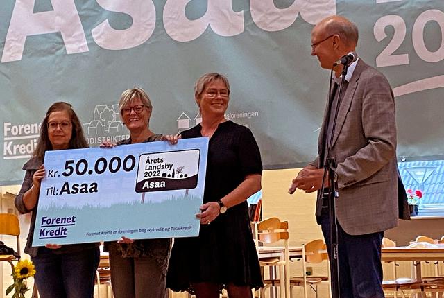 Asaa har netop fået overrakt en check på 50.000 kroner i forbindelse med udnævnelsen til Årets Landsby. <i>Foto: Jørgen Ingvardsen</i>