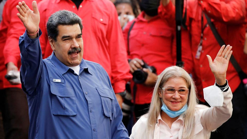 To unge venezuelanske mænd, som er nevøer til præsident Nicols Maduros hustru, Cilia Flores (til højre), er blevet løsladt under en fangeudveksling med USA. (Arkivfoto). <i>Leonardo Fernandez Viloria/Reuters</i>