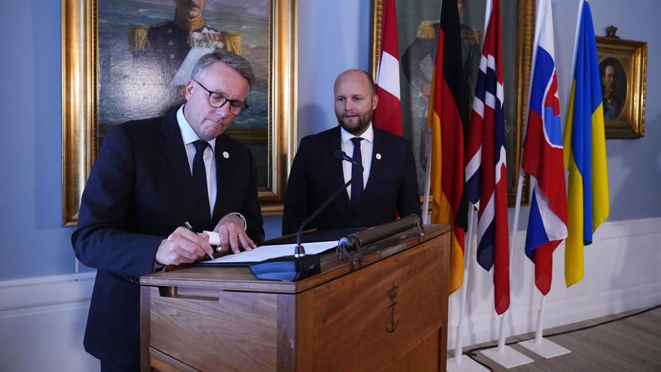 Forsvarsminister Morten Bødskov (S) og hans slovakiske ditto, Jaroslav Nad, kunne søndag præsentere en ny donation til Ukraine. <i>Claus Bech/Ritzau Scanpix</i>