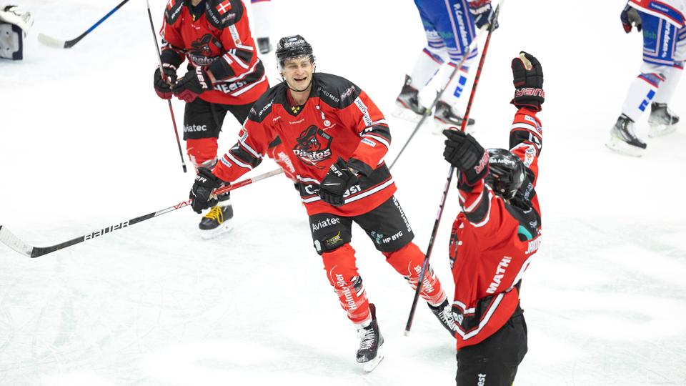 Julian Jakobsen har her scoret for Aalborg Pirates i søndagens lokalopgør mod Frederikshavn White Hawks. <i>Foto: Claus Søndberg</i>