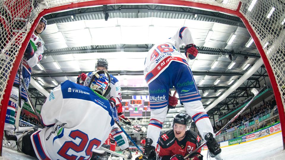 Der var fin intensitet, da Frederikshavn White Hawks og Aalborg Pirates atter krydsede skøjteklinger. <i>Foto: Claus Søndberg</i>
