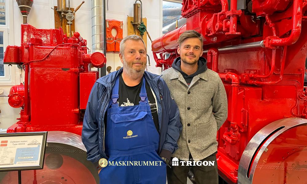 Fisker Henning Kjeldsen (tv) og Mikkel Mørk Westergaard (th), direktør i A/S Trigon, ved nogle af de motorer, som skal udstilles i Maskinrummet.
