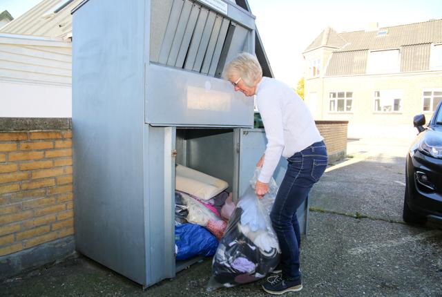 Britta Nedergaard tømmer containeren, hvor der hver uge indsamles 400 kg tøj. <i>Foto: Hans Sejlund</i>