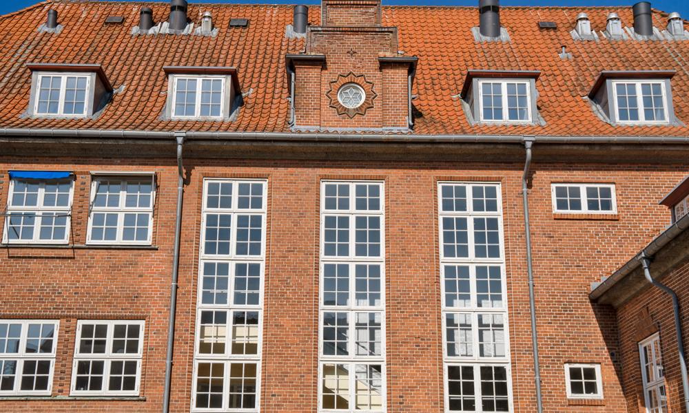 Den tidligere politistation i Aabenraa er prydet med klassiske detaljer på den velholdte facade og på indgang og vinduesrammer.
