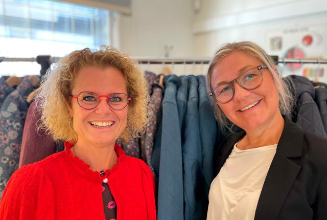 Pernille Asp fra Thiele Sæby og Anne Lindberg fra byLINDBERG kombinerede briller og jakker med børn. <i>Foto: Lisa Farum Kristiansen</i>