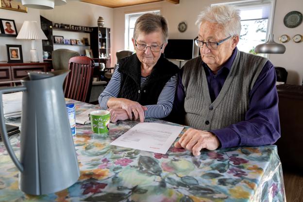 Ruth og Hans Jørgen Svendsen frygter landsbyen kommer til at lægge øde. <i>Foto: Lars Pauli</i>