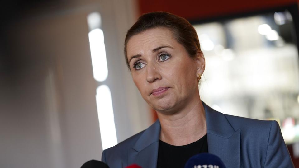 - Jeg gør stilfærdigt opmærksom på, at der ikke er nogen regering før denne regering, der har fået sat pen til papir og fået lavet et nationalt kompromis og truffet de nødvendige beslutninger omkring to procent, siger statsminister Mette Frederiksen (S) før præsentationen af rapporten "Dansk sikkerhed og forsvar frem mod 2035" på Frederiksberg Slot. <i>Ida Marie Odgaard/Ritzau Scanpix</i>