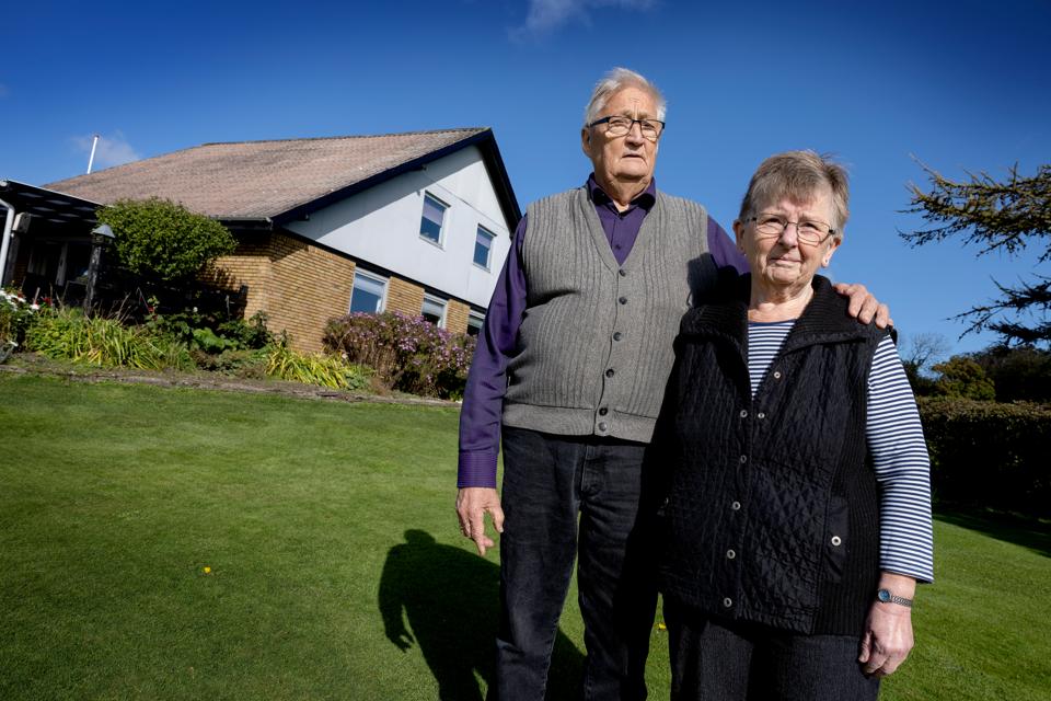 Ruth og Hans Jørgen Svendsen er pensionister og er nogle af de mange i landsbyen Skarp Salling som ser ind i kæmperegninger. De vil til borgermøde på onsdag. <i>Foto: Lars Pauli</i>