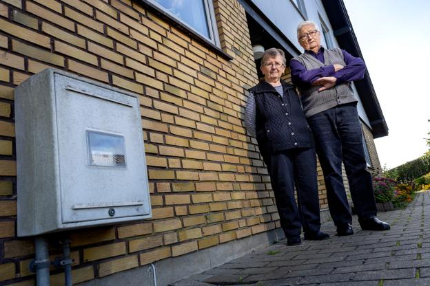 Ruth og Hans Jørgen Svendsen er pensionister og er nogle af de mange i landsbyen Skarp-Salling som er i gaspanik. <i>Foto: Lars Pauli</i>