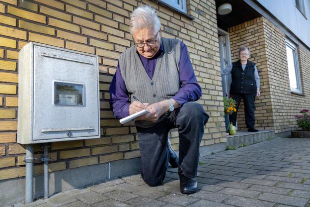 Hans Jørgen Svendsen sveder, når han aflæser gassen. Det er så også det eneste sved han får, det er i hvert fald ikke af at fyre hårdt og skrue op for radiatoren. <i>Foto: Lars Pauli</i>